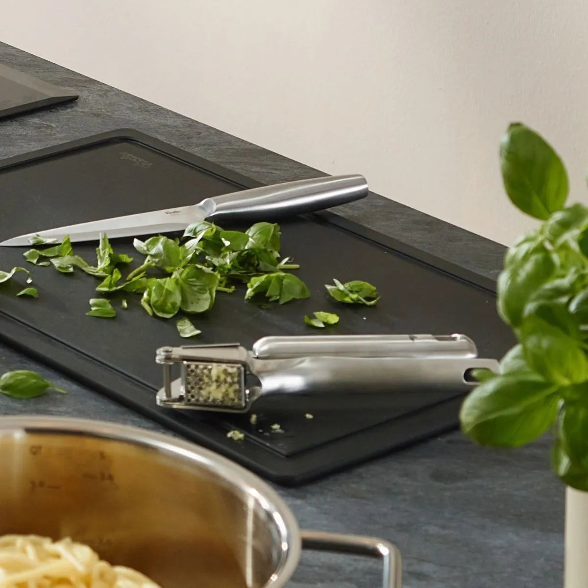 Fissler Essential Garlic Press 002 024 03 000 0 knoflookpers | Voordelig kopen bij Fissler Essential Garlic Press 002 024 03 000 0 knoflookpers | Voordelig kopen bij