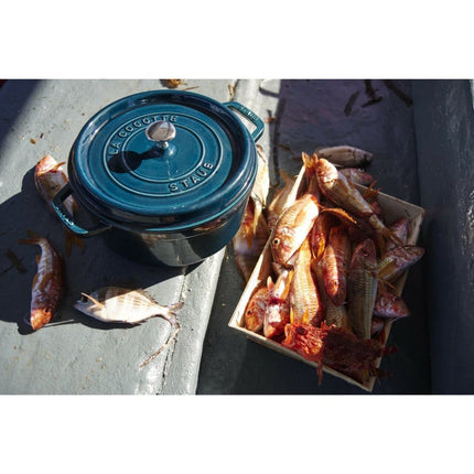 Staub Braadpan Gietijzer La Mer Blauw 24 cm sfeer