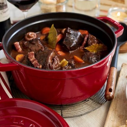 Staub braadpan La Cocotte Kersenrood sfeer