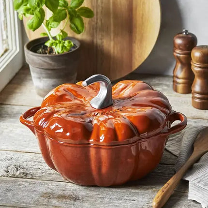 Staub Pompoen Cocotte Kaneel 24cm / 3.25L sfeerafbeelding