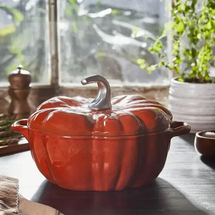 Staub Pompoen Cocotte Kaneel 24cm / 3.25L sfeerafbeelding